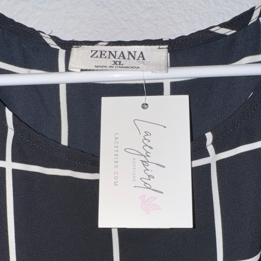 Chic Black and White Grid Blouse - Picture 2 of 4